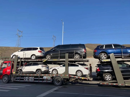 这样的汽车托运公司才是最靠谱的,你找对了吗? 我们的社会经济不断在发展,科学技术也在不断创新,在我们日常生活中,最直观的发生改变的就是道路上的车越来越多,人们的生活出行也越来越离不开汽车。特别是人们想要去天南海北景点去旅游时,大家都面临着一个共同的问题,那就是路程太远,想要开车出行,但是又没有办法把车开到旅游的目的地,那这要怎么办呢?这个时候我们就应该想到需要用到汽车托运公司了,那难题又来了,到底应该选择什么样的汽车托运公司才能更靠谱呢?毕竟托运的是我们的爱车,有一点损伤,我们也会心疼不已。别着急,快点跟着安快货运,一起来看一看到底符合什么样的条件的汽车托运公司才是靠谱的呢?